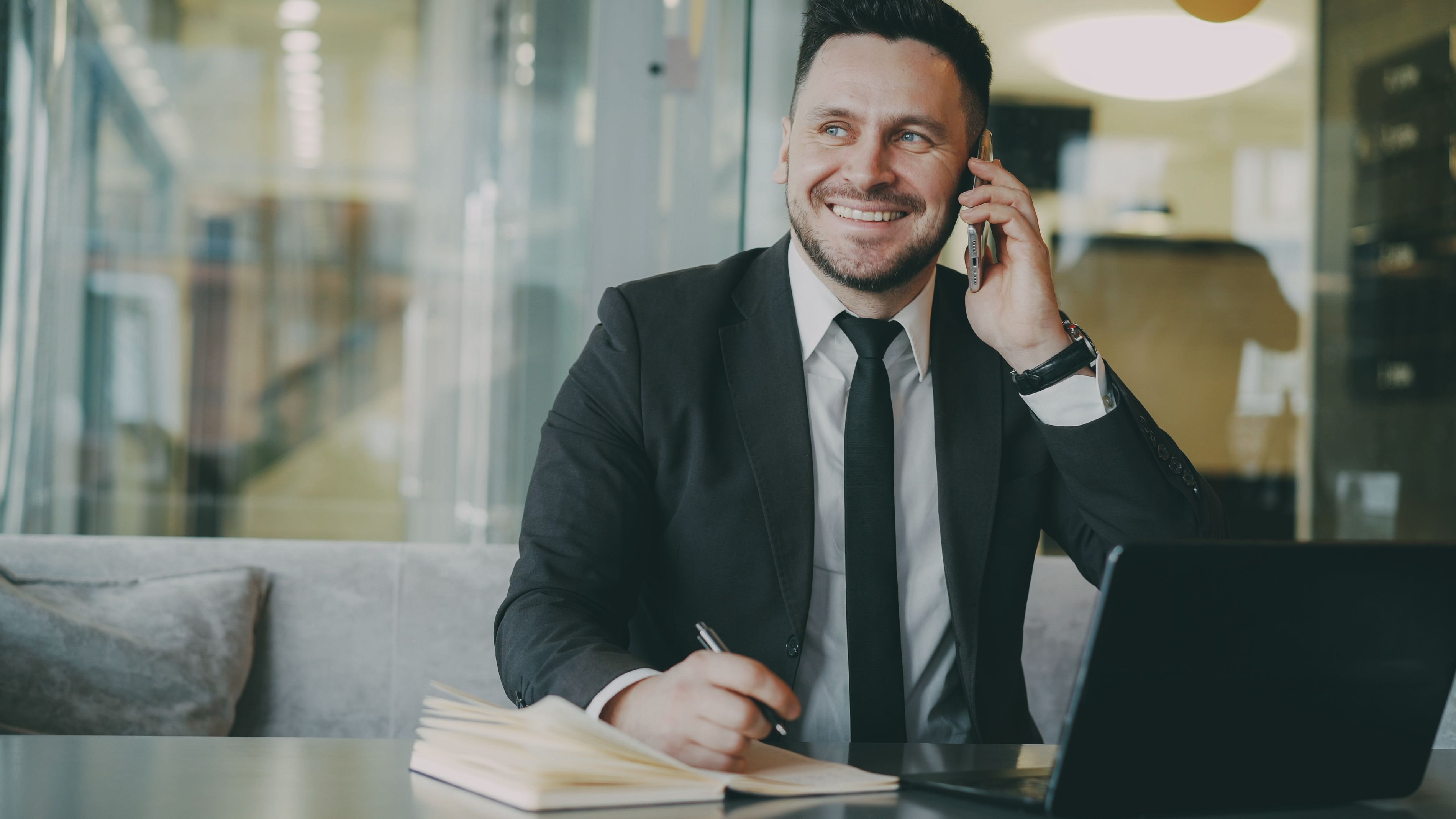 AF Credit intermediaries — broker and client discussing property finance